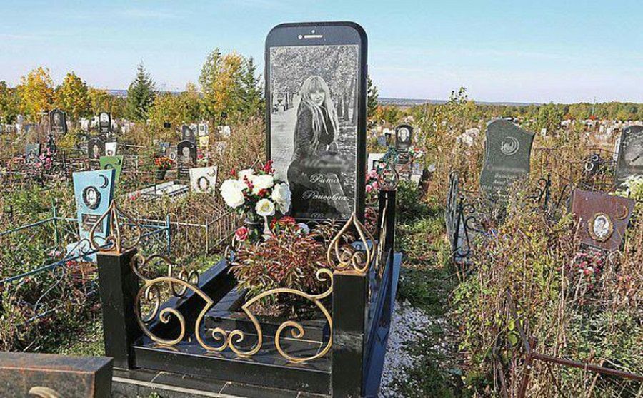 Zmarła mu córka. Rosjanin zamiast nagrobka zbudował jej gigantycznego iPhone