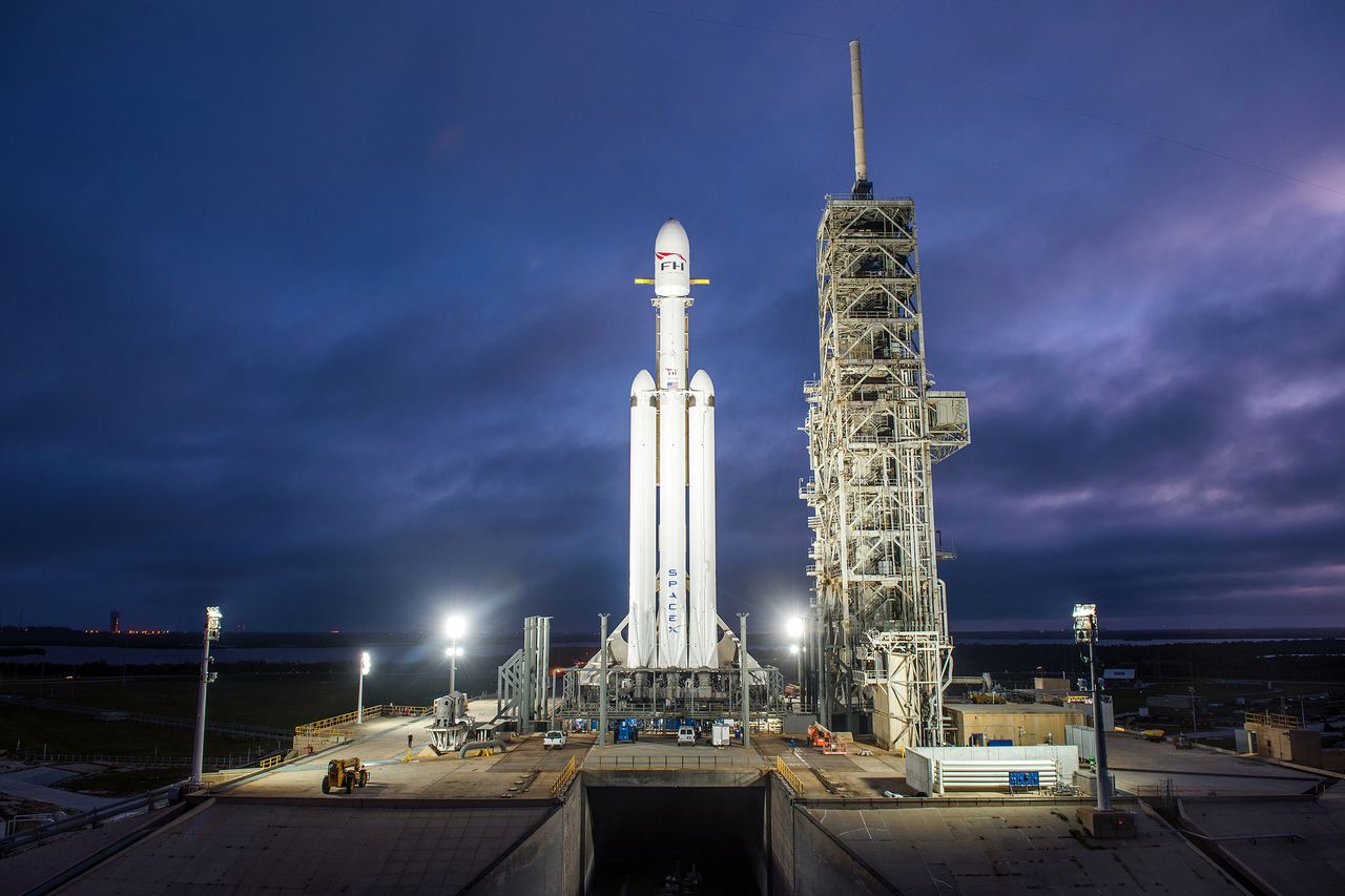 NA ŻYWO! Testowy lot największej obecnie rakiety kosmicznej Falcon Heavy