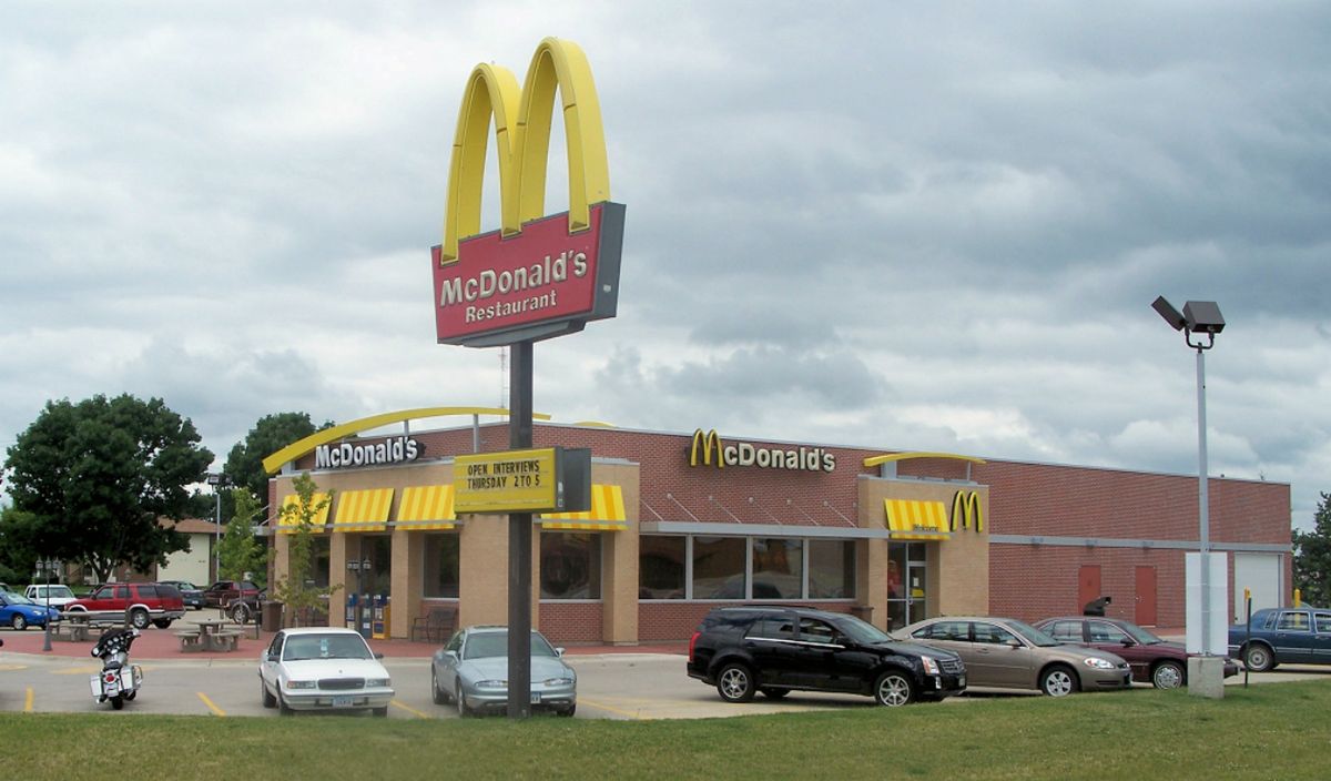 8-latek podwiózł samochodem siostrę do McDonalda