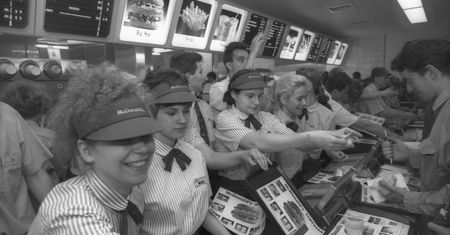 McDonald's, Pizza Hut, Burger King. Nie uwierzycie jak wyglądały początki fast-foodów nad Wisłą