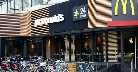 Odrażające odkrycie w McDonaldzie. McNuggets miały "specjalny dodatek"