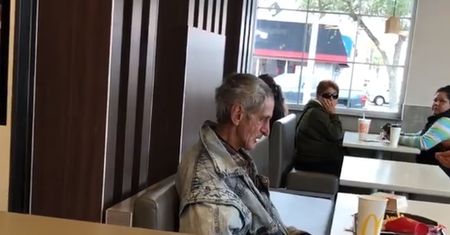 Zaprosił bezdomnego do McDonald'sa. Kierownik wyrzucił go