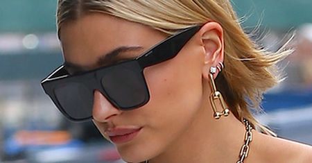 Hailey Baldwin w garniturze polskiej marki MISBHV. Wygląda zjawiskowo