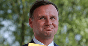 Opalony Andrzej Duda niesie obraz Matki Bożej. Zabierze go do Pałacu Prezydenckiego [ZDJĘCIA]