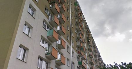 Wyskoczył przez okno na 4. piętrze, spadł na auto i pobiegł kłócić się z ojcem