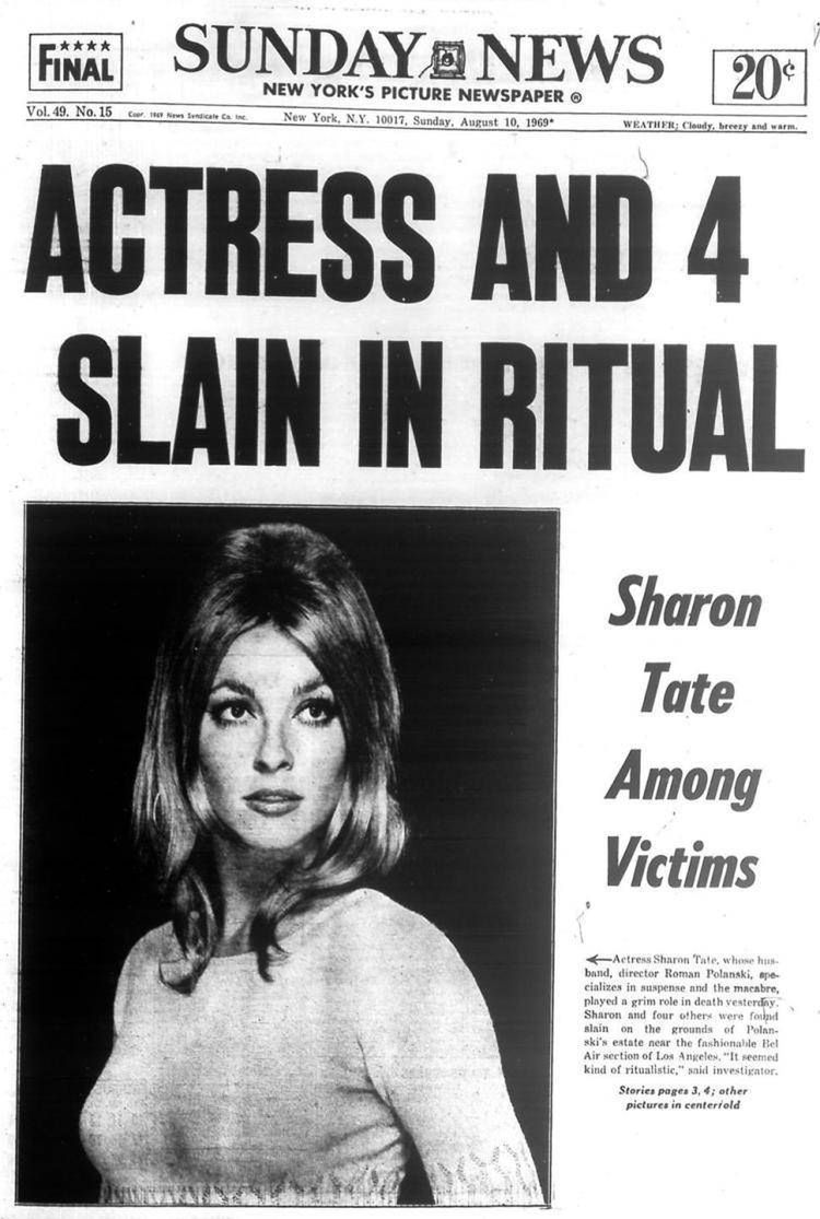 Czołówka Sunday News informująca o tragicznej śmierci Sharon Tate i 4 osób w willi Romana Polańskiego. 10 sierpnia 1969