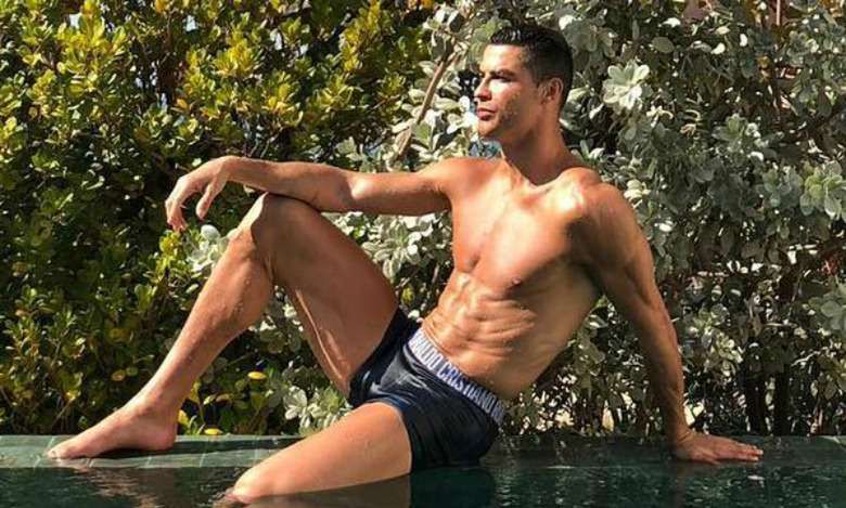 Cristiano Ronaldo zafundował sobie romantyczną sesję w samych slipach! Takich gorących zdjęć nie mają nawet słynni modele!