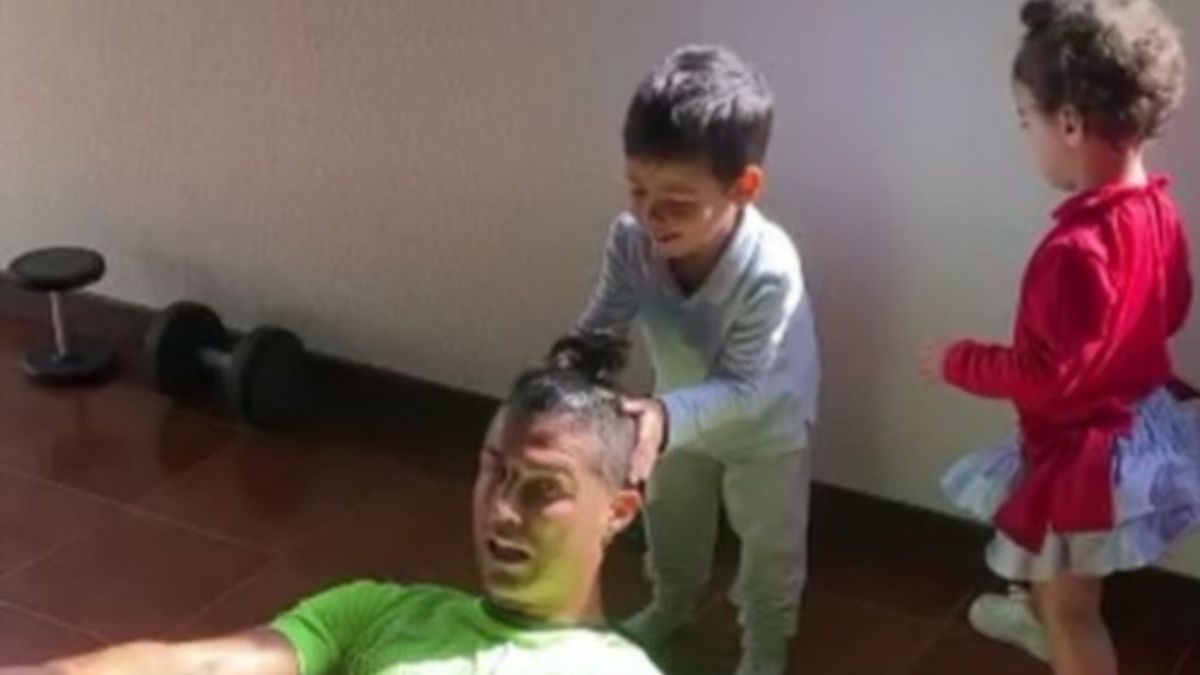 Cristiano Ronaldo trenował z dziećmi w Wielkanoc.