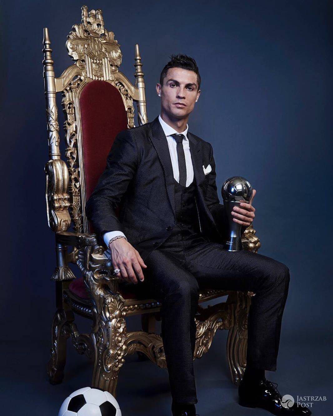 Cristiano Ronaldo z rodzną odebrał nagrodę