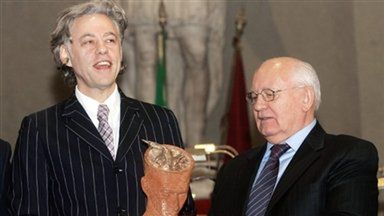 Michaił Gorbaczow wręcza nagrodę Bobowi Geldofowi