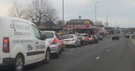 McDonald's zamknął restauracje na Wyspach. Gigantyczne kolejki po "ostatniego Big Maca"