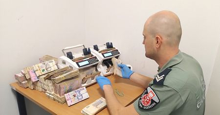 Para przewoziła nielegalnie ponad 149 tys. euro, ale została wykryta przez psy dualne na warszawskim lotnisku