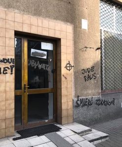 Obraźliwe napisy na wejściu do biura Obywateli RP. "Czerwone świnie"