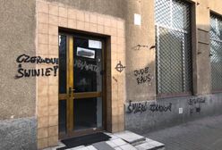 Obraźliwe napisy na wejściu do biura Obywateli RP. "Czerwone świnie"