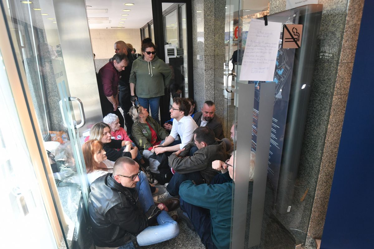 Okupacja biura przepustek w Sejmie zakończona. Interweniowała Straż Marszałkowska