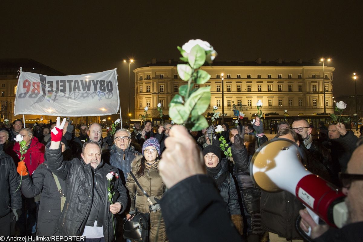 Przepychanki podczas miesięcznicy smoleńskiej. Obywatele RP starli się z policją