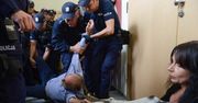 Policja siłą usunęła manifestujących sprzed KRS. "Macie trzy minuty"