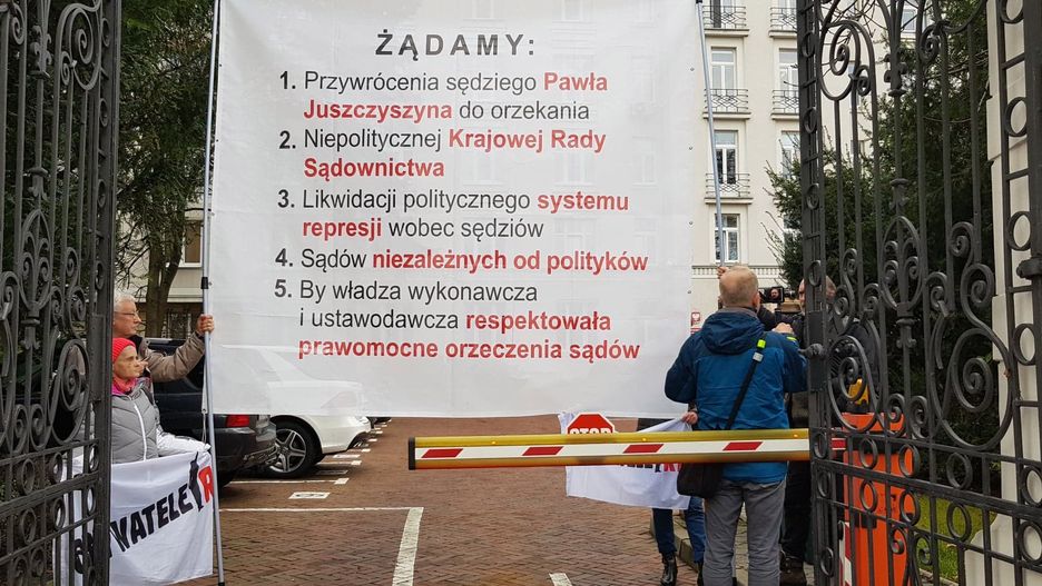 Pikieta na dziedzińcu Ministerstwa Sprawiedliwości