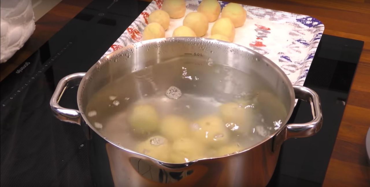 Gotowanie knedli - Pyszności; Foto kadr z materiału na kanale YouTube Menu Dorotki