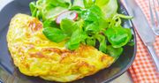 Omlet z żółtym serem na śniadanie, obiad lub kolację