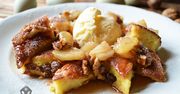 Omlet z karmelizowanymi owocami i lodami. Pomysł na słodkie śniadanie lub deser