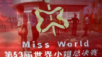 Baner reklamujący konkurs przed kasą biletową