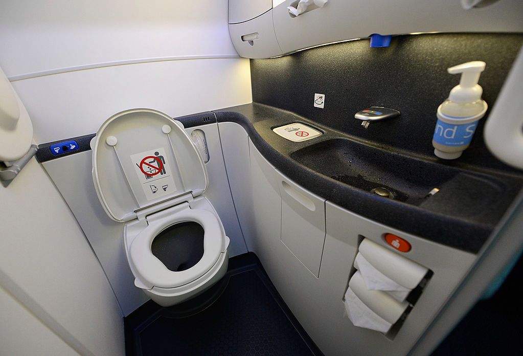 Skandal w samolocie United Airlines. Ukryta kamera w toalecie