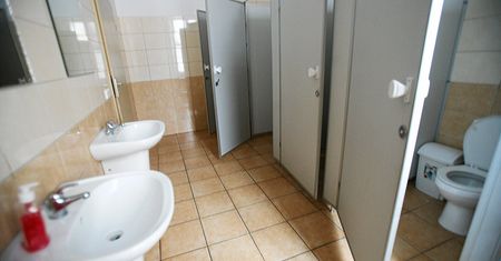 Wywołała poród w szkolnej toalecie. Martwy płód znaleźli w torebce