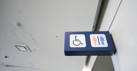 Wszedł z 5-latką do damskiej toalety. Nie wiedział, jak zareagować