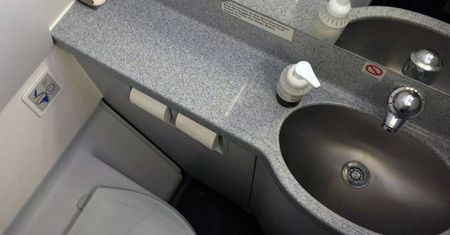 Musisz do WC w samolocie? Tak zyskasz 10 minut spokoju