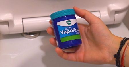 Trik z VapoRub rozwiązuje irytujący problem z toaletą. Działa za każdym razem!