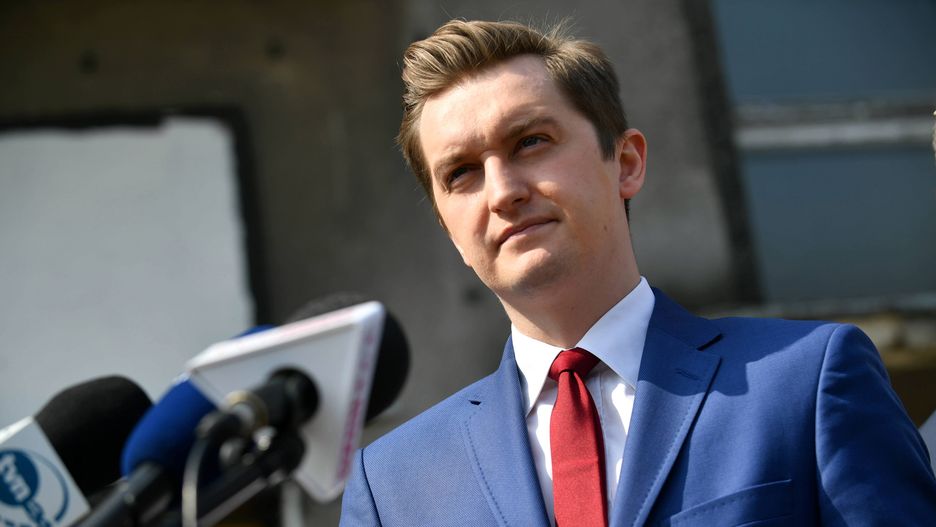 Sebastian Kaleta (radny PiS) podczas konferencji prasowej