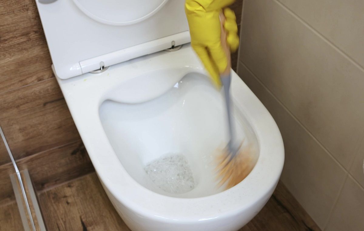 Domowy środek do mycia toalety zrobisz za grosze. Fot. Getty Images