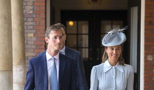 Szykowna Pippa Middleton w błękicie. Towarzyszyła siostrzeńcowi na chrzinach