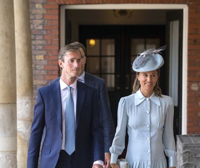Szykowna Pippa Middleton w błękicie. Towarzyszyła siostrzeńcowi na chrzinach