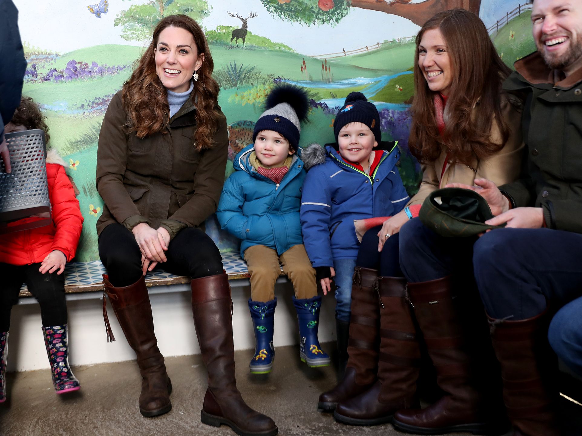 Kate Middleton siedzi w rozkroku 