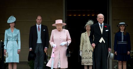 Księżna Kate w cieniu. Dawno niewidziany książę Filip czynił honory na garden party królowej