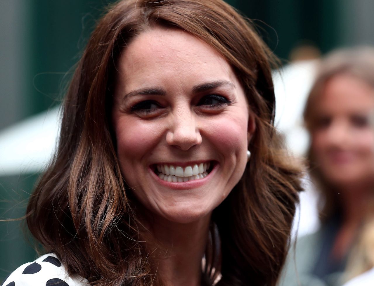 Kate Middleton w nowej fryzurze i modnych grochach na Wimbledonie