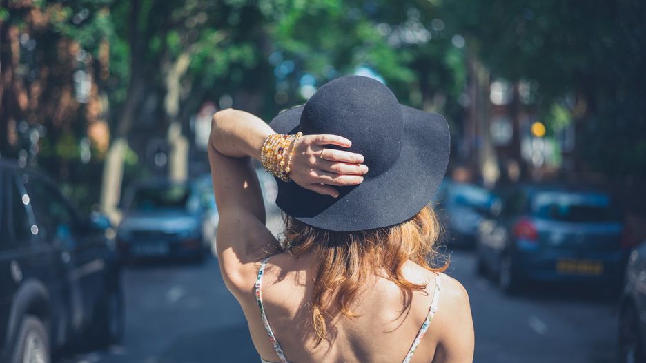 Tego lata modne będą duże kapelusze z szerokim rondem