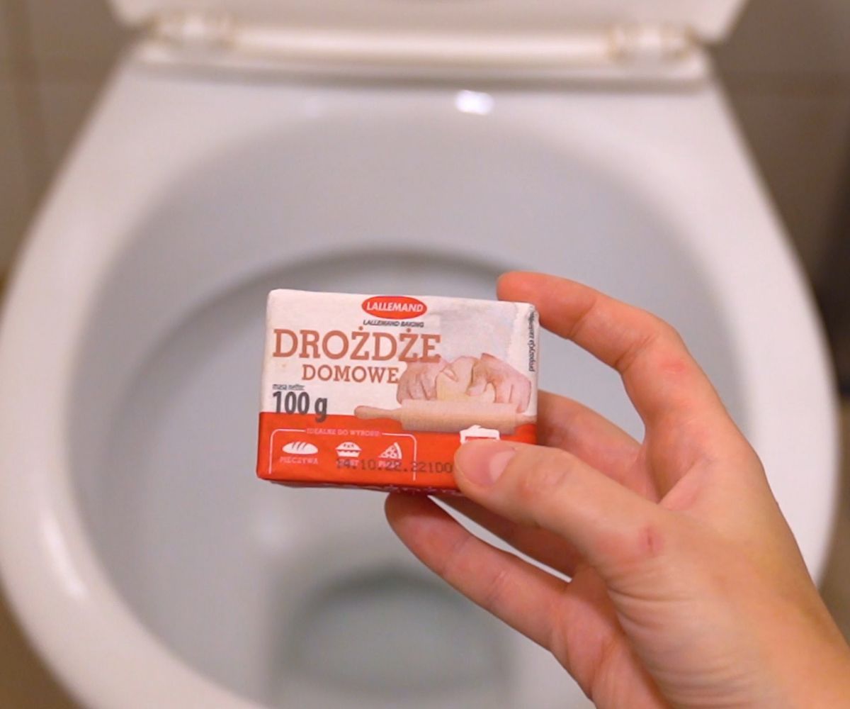 Jak pozbyć się brzydkiego zapachu z toalety? Trik z drożdżami jest genialny!