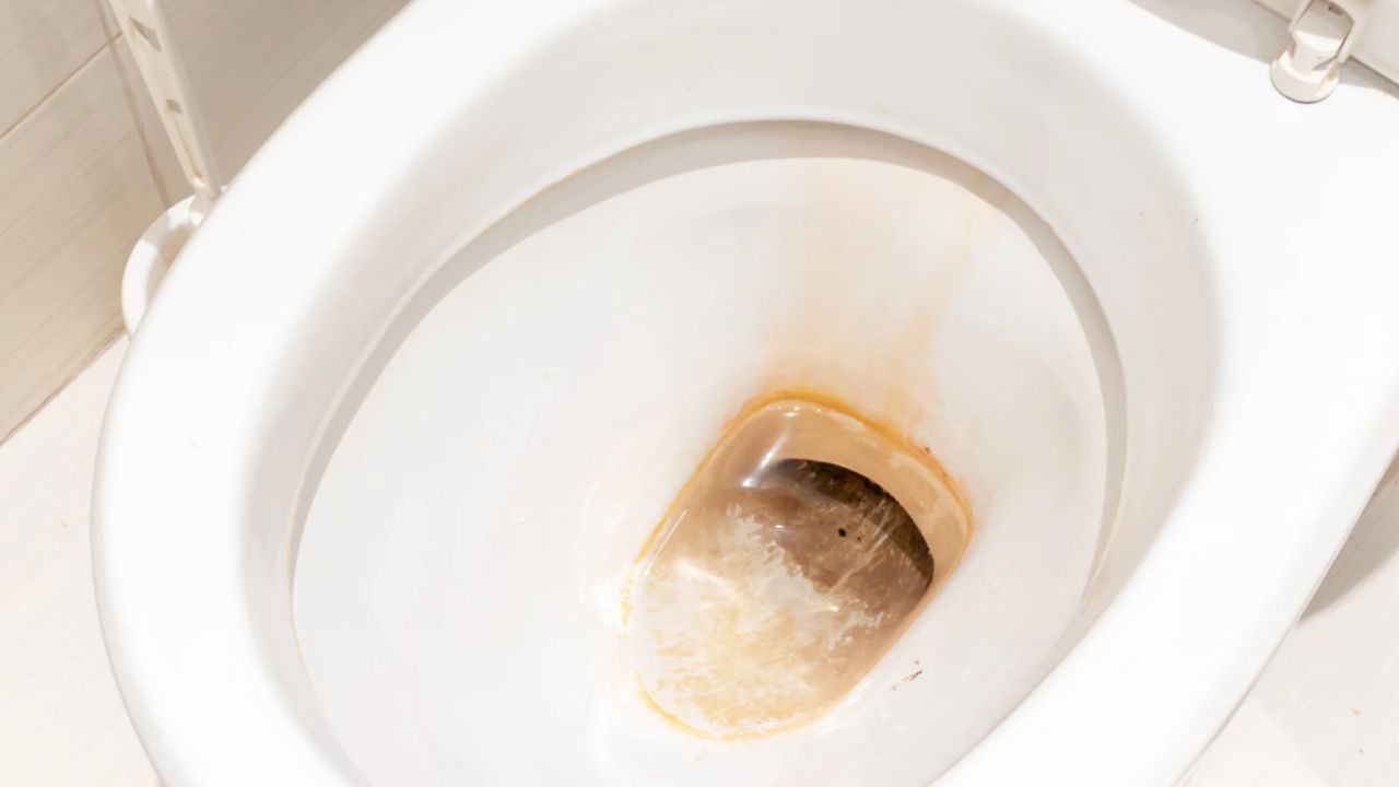 Jak usunąć rdzawe zacieki z toalety? Jeden naturalny składnik zmyje je bez szorowania