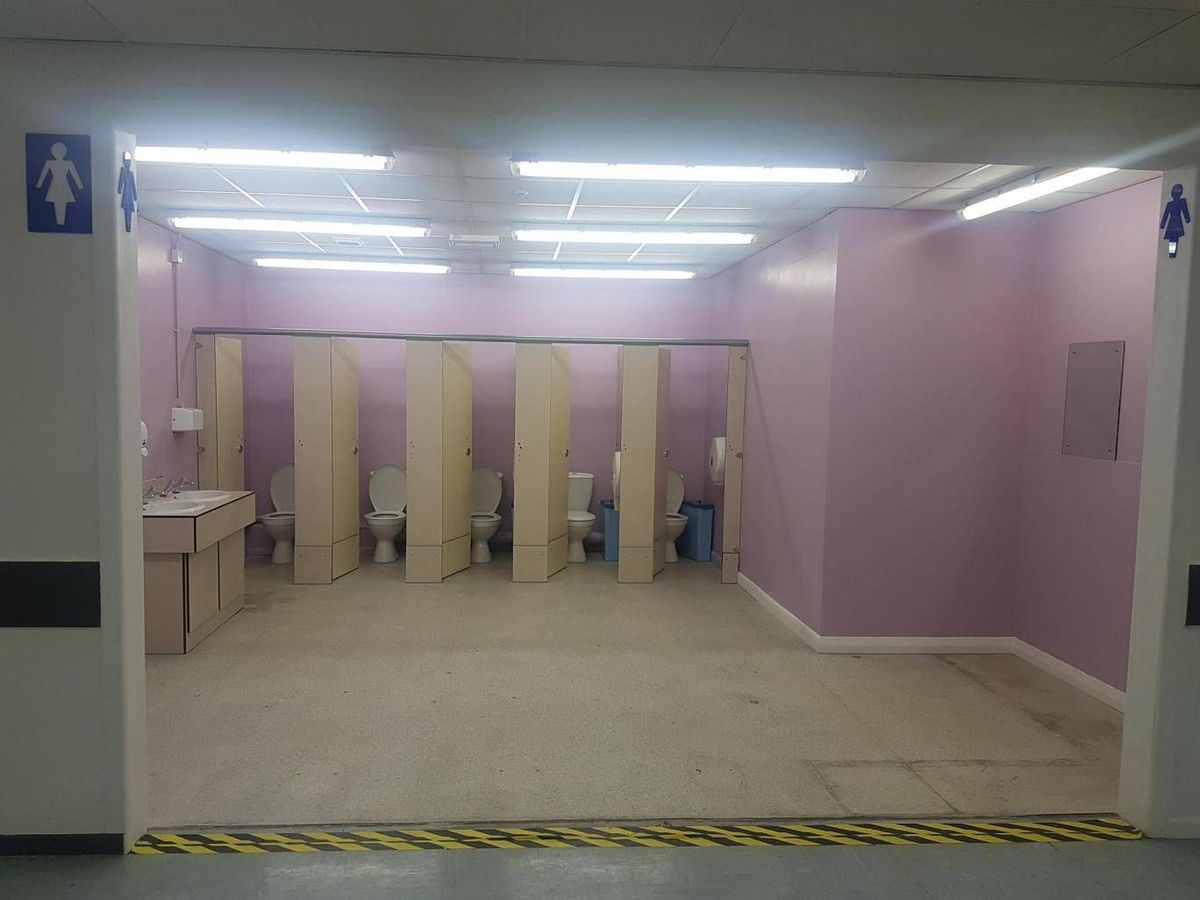 Katolicka szkoła usunęła ścianę z WC dla dziewczynek. Bo palą papierosy