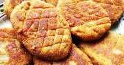 Pikantne kotlety ziemniaczane z kiełbasą i pieczarkami