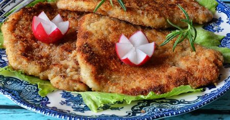 Kotlet schabowy moczony w mleku z czosnkiem.