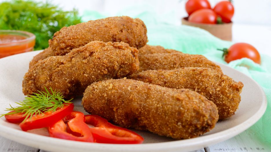 Obiadowe frykadelki. Zaskocz rodzinę chrupiącymi kotlecikami z serem