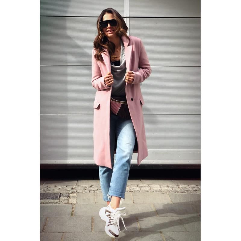 Anna Lewandowska w różowym płaszczu