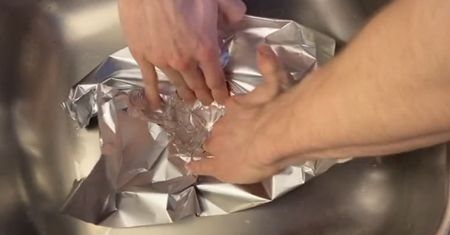 Też robisz ten błąd? Wyłóż zlew folią aluminiową, a już go nie zatkasz