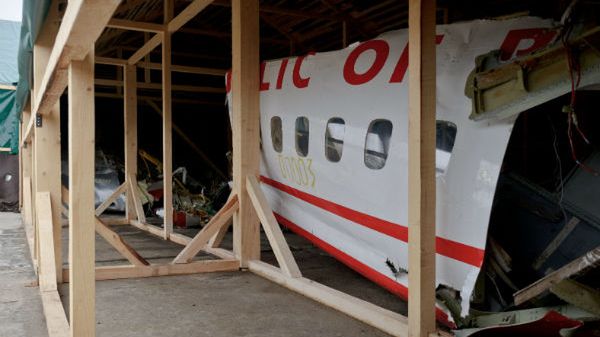 Wrak prezydenckiego samolotu TU-154M na lotnisku Siewiernyj