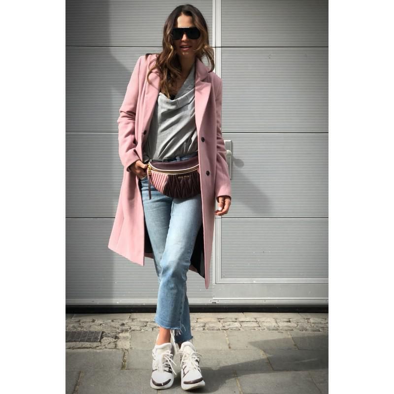 Anna Lewandowska w różowym płaszczu