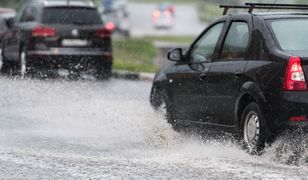 Lublin. Ulewa pozrywała tablice rejestracyjne z samochodów